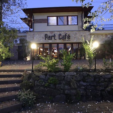 Part Cafe Residence Dunakeszi Buitenkant foto