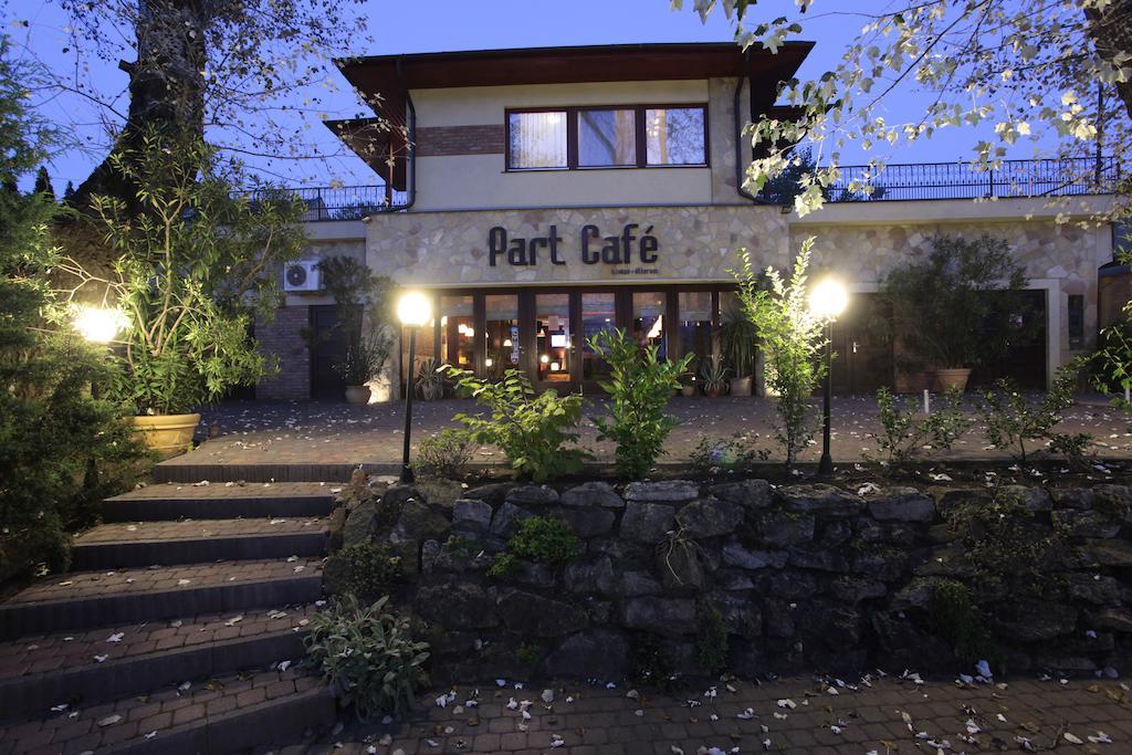 Part Cafe Residence Dunakeszi Buitenkant foto